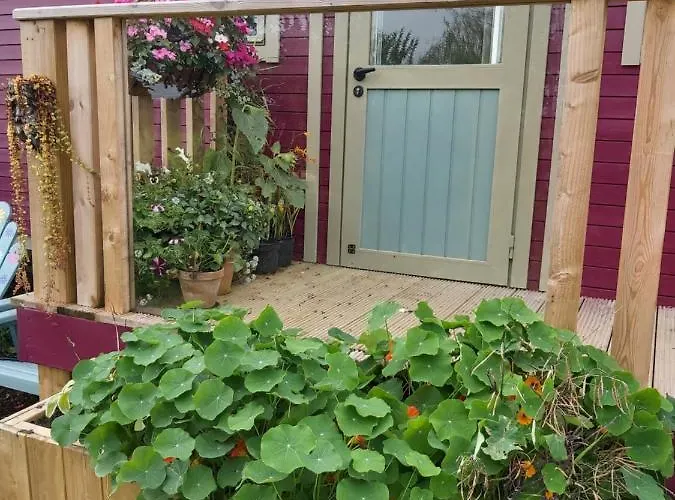 The Feathers Shepherds Hut Ath Eascrach